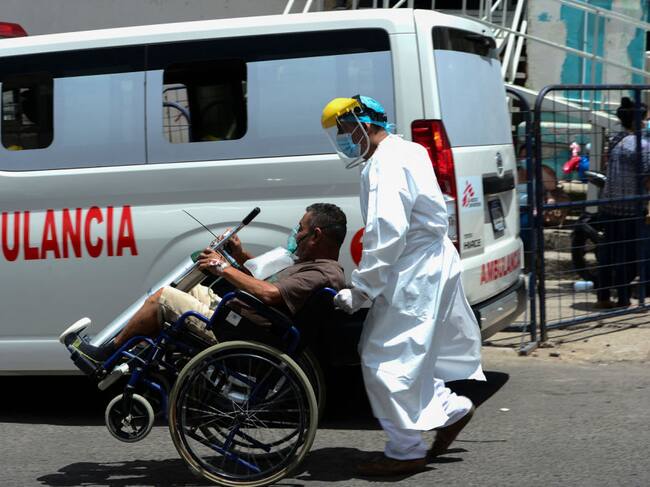 Trabajador de la salud traslada a un paciente en Honduras