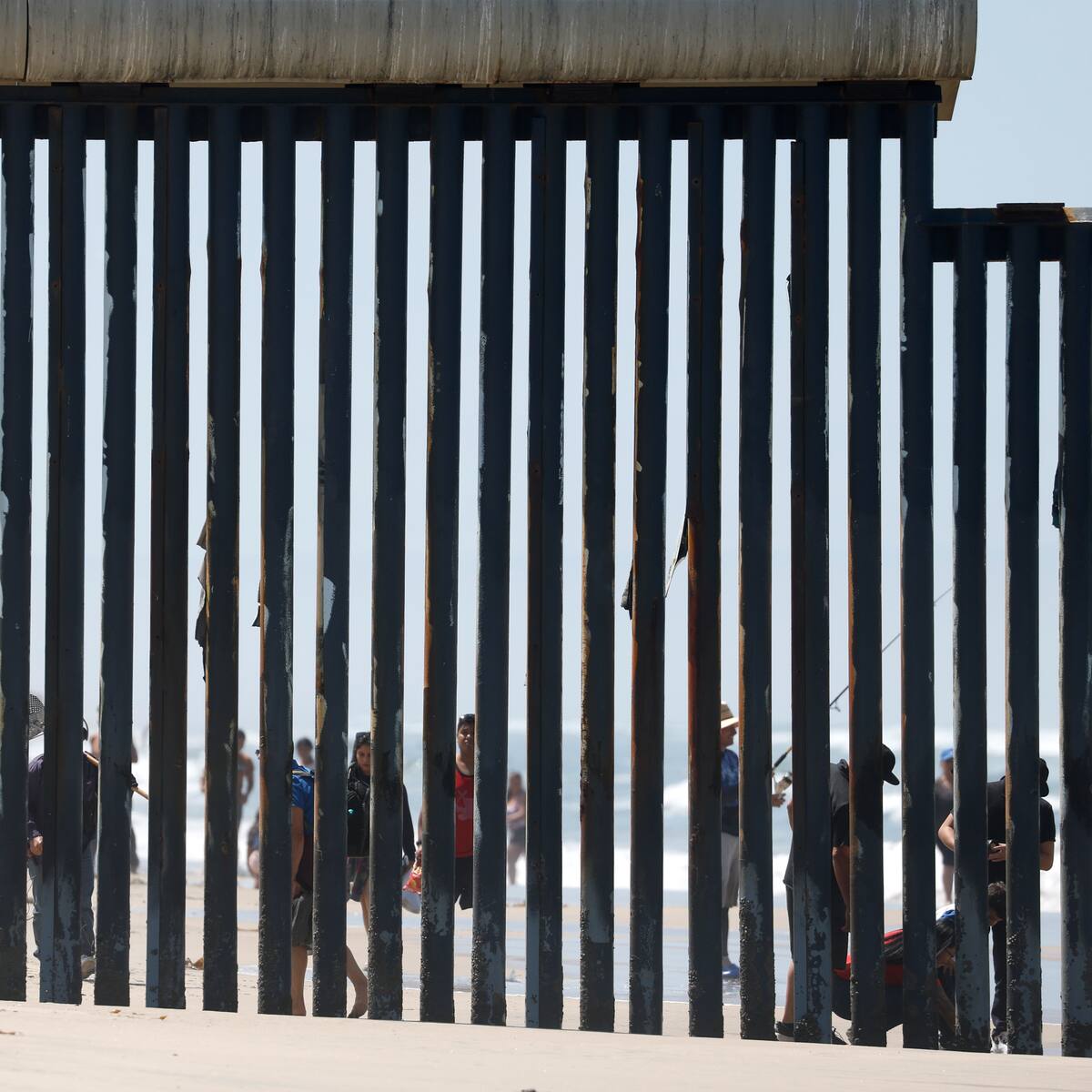 ¿Cómo es de cerca el muro que separa Estados Unidos y México? ¿Qué podría aprender Chile para su frontera norte?