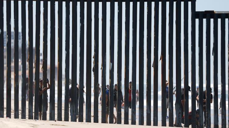 ¿Cómo es de cerca el muro que separa Estados Unidos y México? ¿Qué podría aprender Chile para su frontera norte?