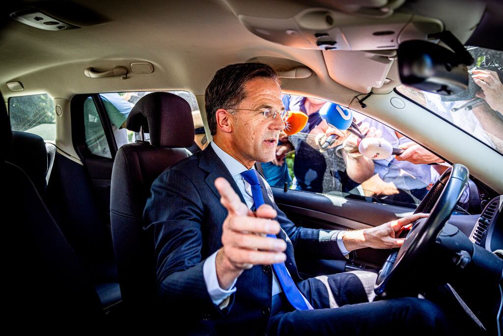 Mark Rutte sale del Palacio Huis Ten Bosch tras renunciar como gobernante