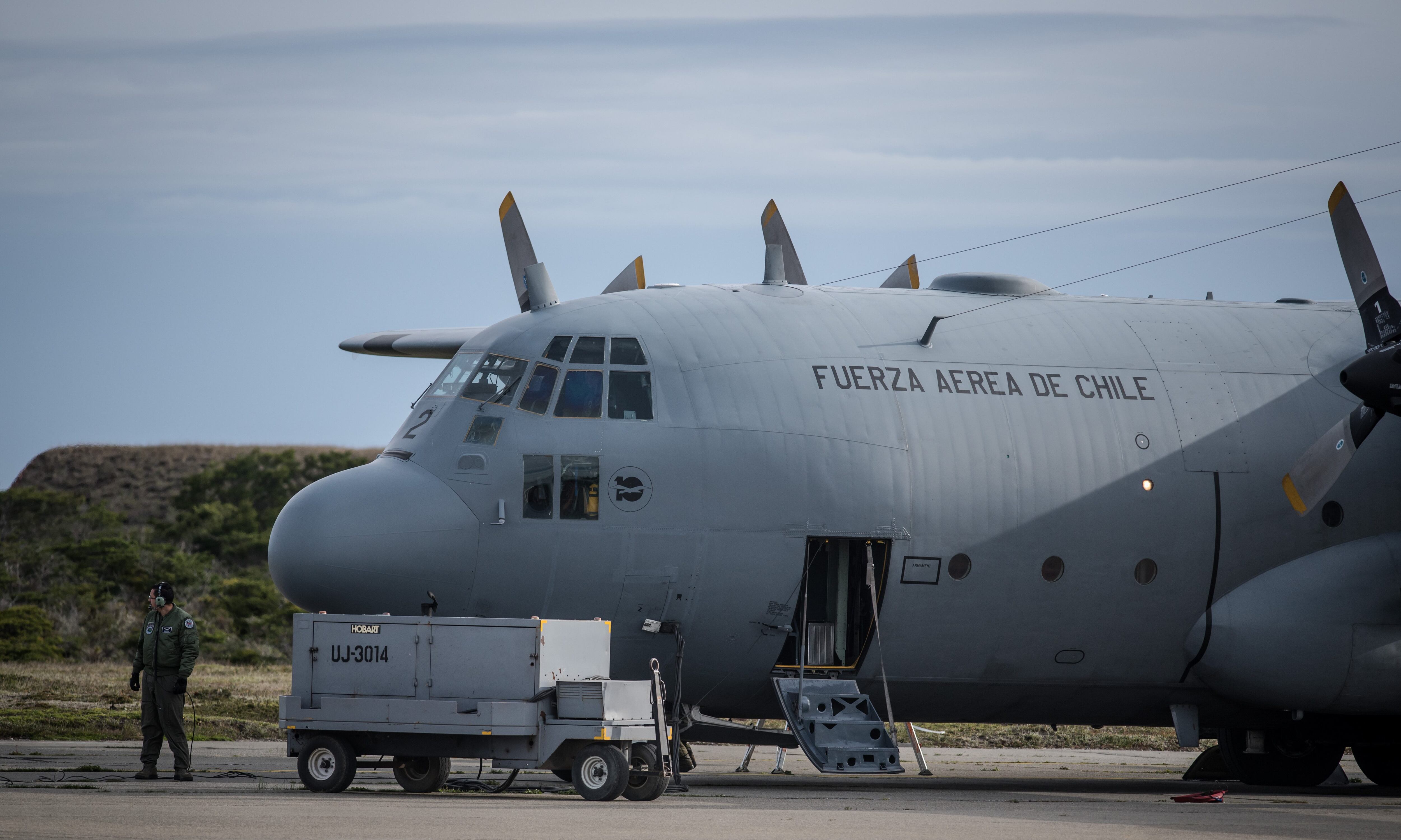 11 de Diciembre de 2019/PUNTA ARENAS Un avión Hercules c-130 en la base aérea Mar de drake de Punta Arenas, comienzan las labores de búsqueda del avión Hercules C-13O siniestrado el pasado lunes que se dirigía hacia la base Aérea Antártica desde Punta Arenas 
FOTO:JOEL ESTAY/AGENCIAUNO