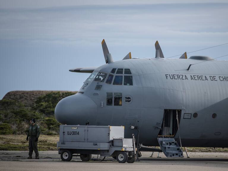 11 de Diciembre de 2019/PUNTA ARENAS Un avión Hercules c-130 en la base aérea Mar de drake de Punta Arenas, comienzan las labores de búsqueda del avión Hercules C-13O siniestrado el pasado lunes que se dirigía hacia la base Aérea Antártica desde Punta Arenas
FOTO:JOEL ESTAY/AGENCIAUNO
