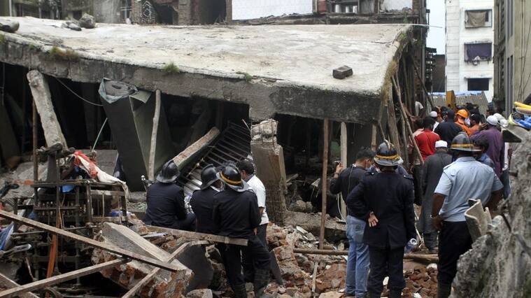 MUMBAI, INDIA - SEPTEMBER 21: Indian National Disaster Response Force (NDRF) officials rescue people from the rubble of a three storey Gilani building in Bhiwandi that collapsed on the outskirts of Mumbai, India, September, 21 2020. (Photo by Imtiyaz Shaikh/Anadolu Agency via Getty Images)