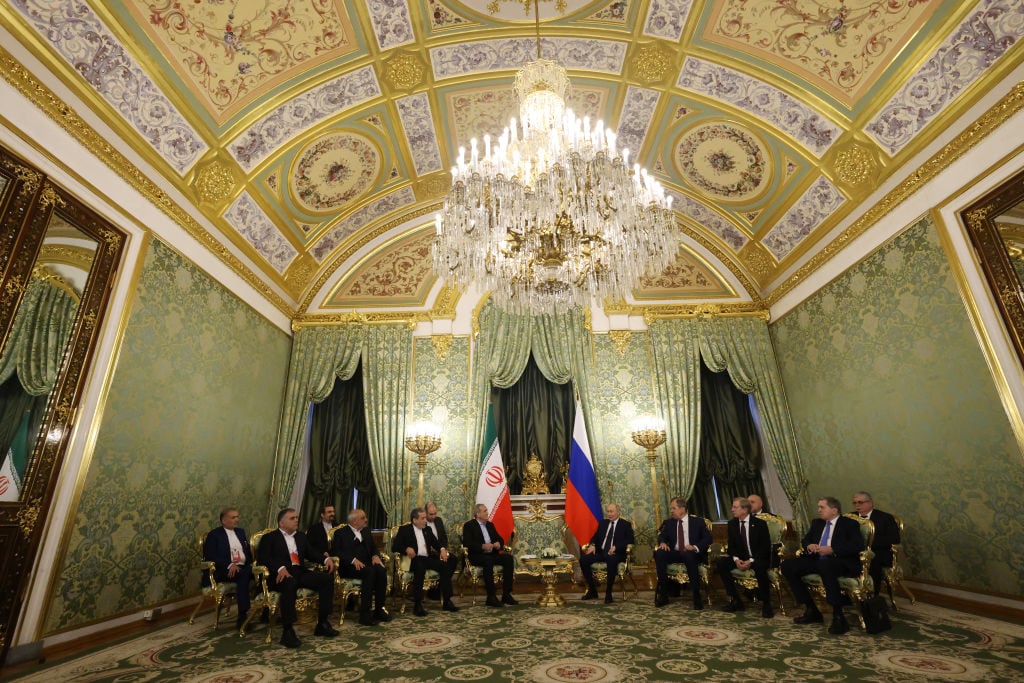 En un salón del Kremlin en la ciudad de Moscú se reunieron el presidente de Rusia, Vladimir Putin, con el mandatario de Irán, Masud Pezeshkian