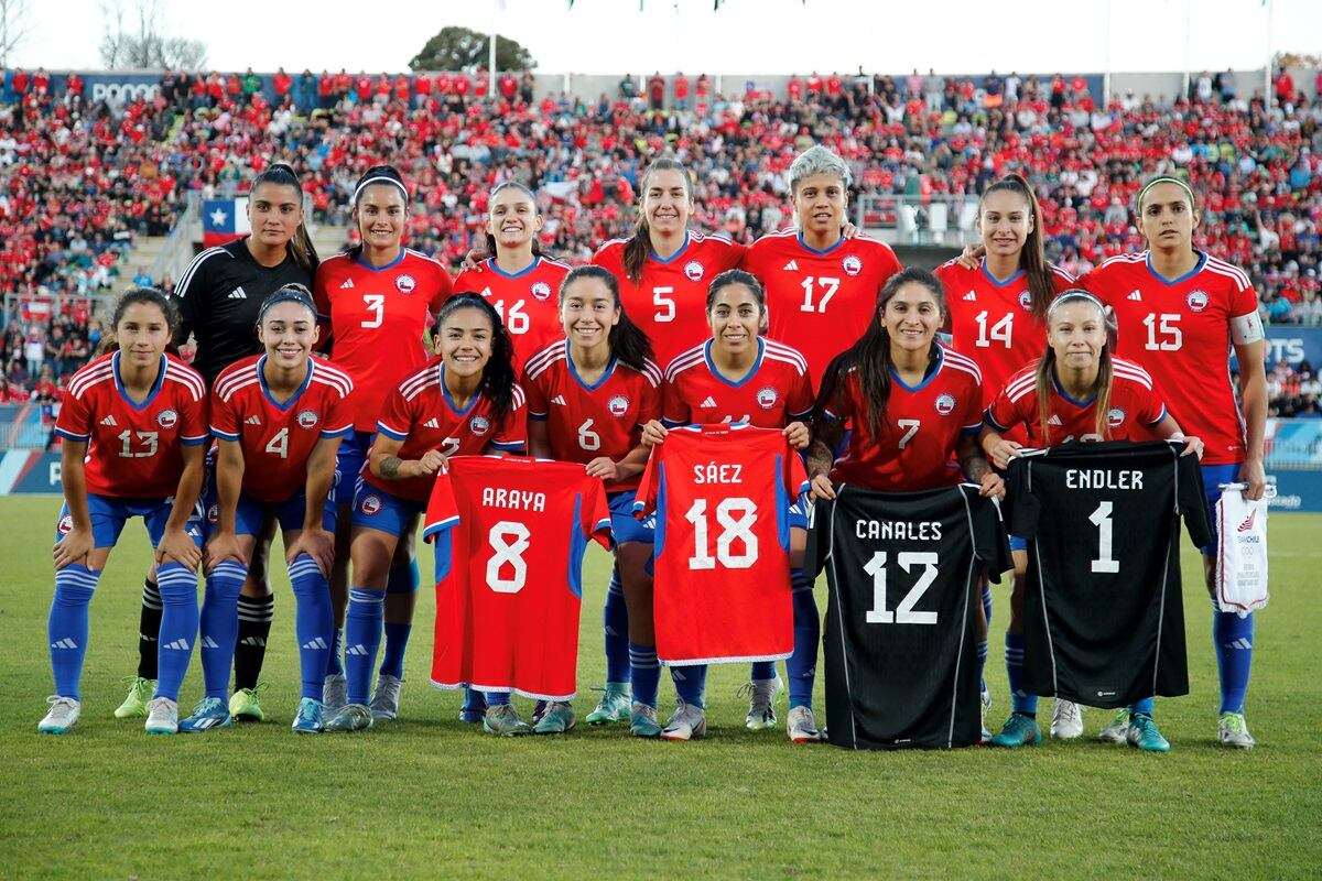 Chile's players pose for a picture before the start of the women's team gold medal football match between Mexico and Chile at the Pan American Games Santiago 2023, in the Elias Figueroa stadium, in Valparaiso, Chile, on November 3, 2023. (Photo by Javier TORRES / AFP) (Photo by JAVIER TORRES/AFP via Getty Images)