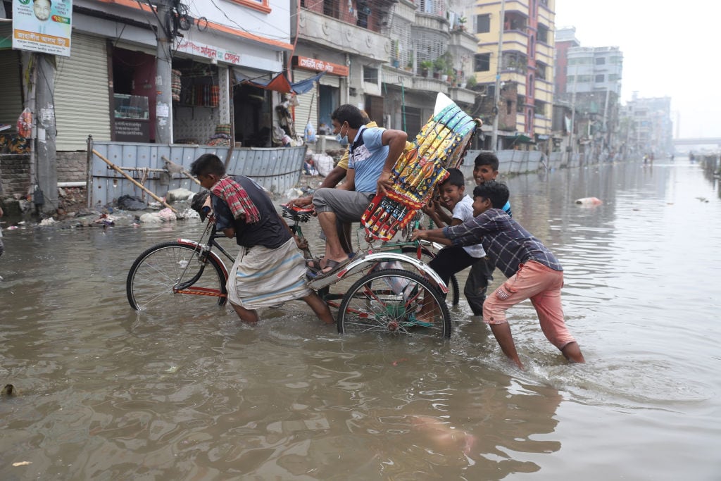 Graves inundaciones por lluvias en la ciudad de Daca en Bangladesh