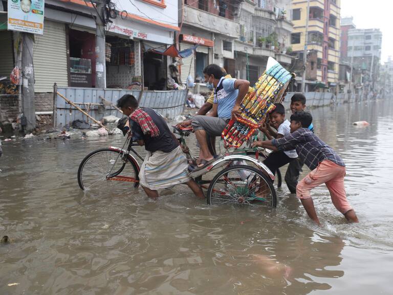Graves inundaciones por lluvias en la ciudad de Daca en Bangladesh