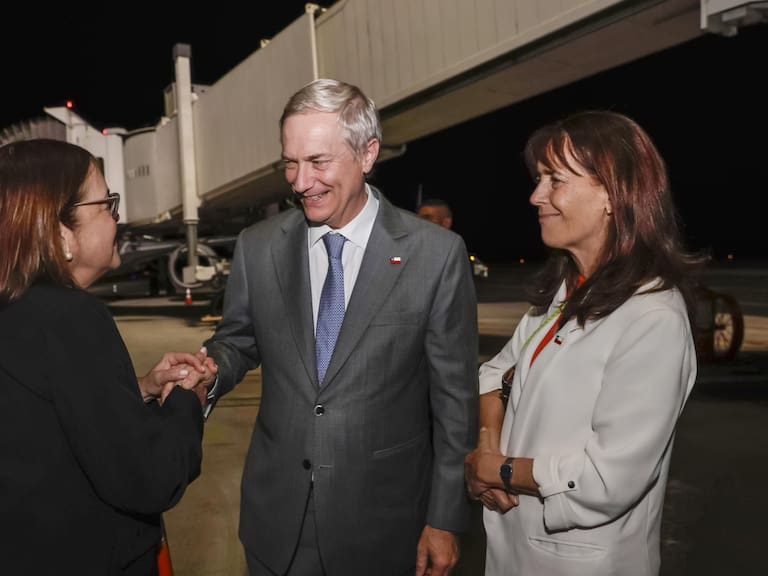 Kast llega a El Salvador para visitar megacárcel y reunirse con Bukele: “Para nosotros es muy relevante”