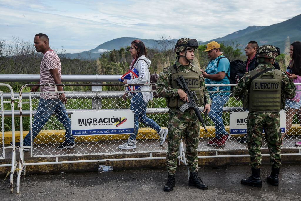 Militares de Colombia vigilan el paso fronterizo que los une a Venezuela