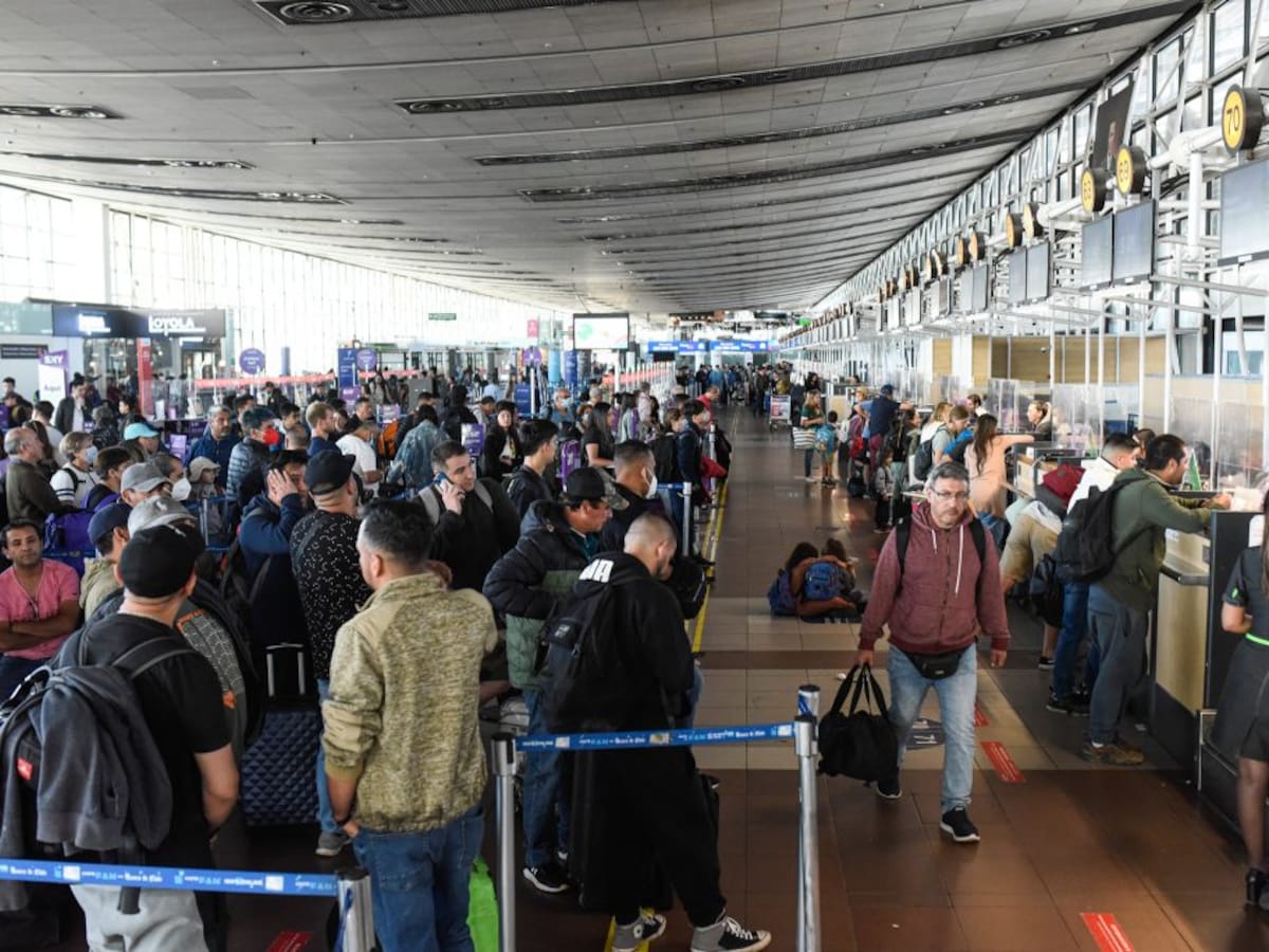 La crisis invisible del aire: El terminal de Santiago completa un año entero perdiendo viajeros