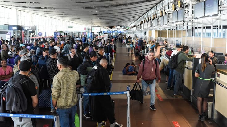 La crisis invisible del aire: El terminal de Santiago completa un año entero perdiendo viajeros