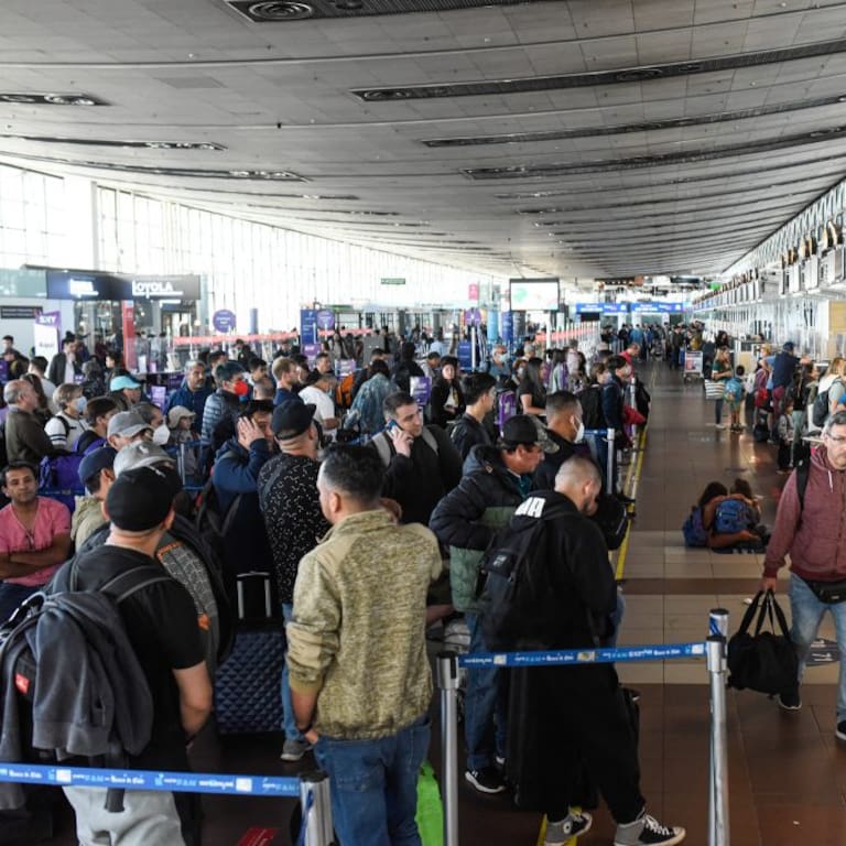 La crisis invisible del aire: El terminal de Santiago completa un año entero perdiendo viajeros