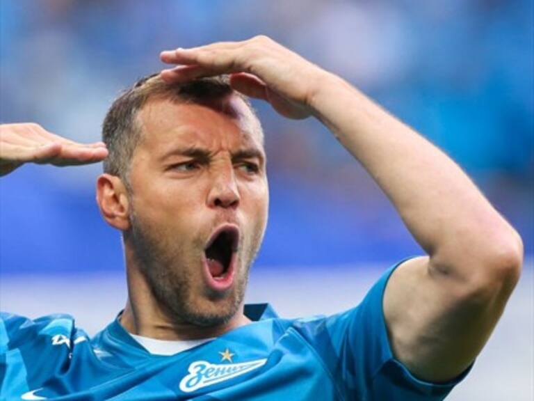 Artem Dzyuba sacó abrazado a su compañero Sardar Azmoun de la cancha por no obedecer el cambio