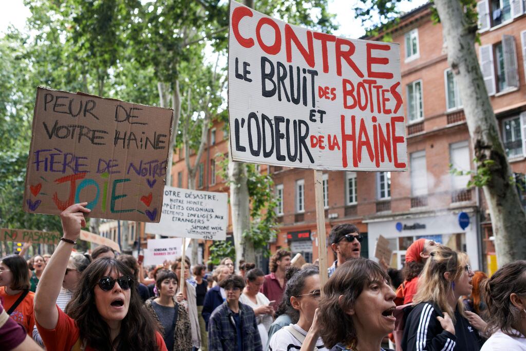 Grupos feministas de Toulouse se manifiestan en contra de la ultraderecha antes de las elecciones legislativas en Francia.