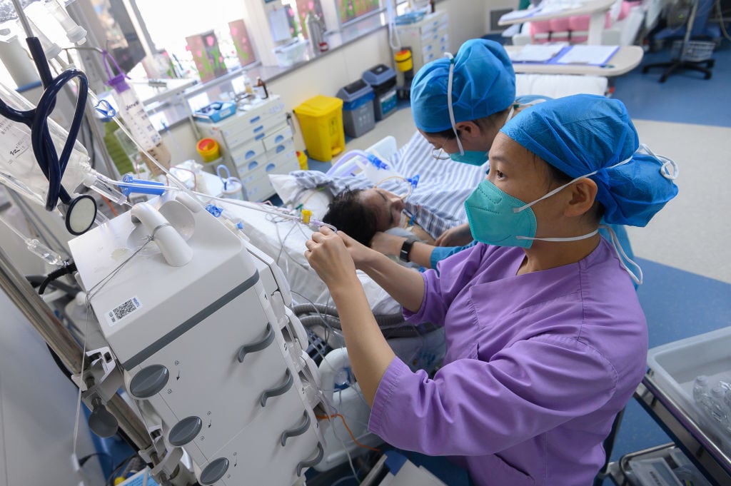 Trabajadoras médicas atienden a paciente covid en hospital de Taiyuan