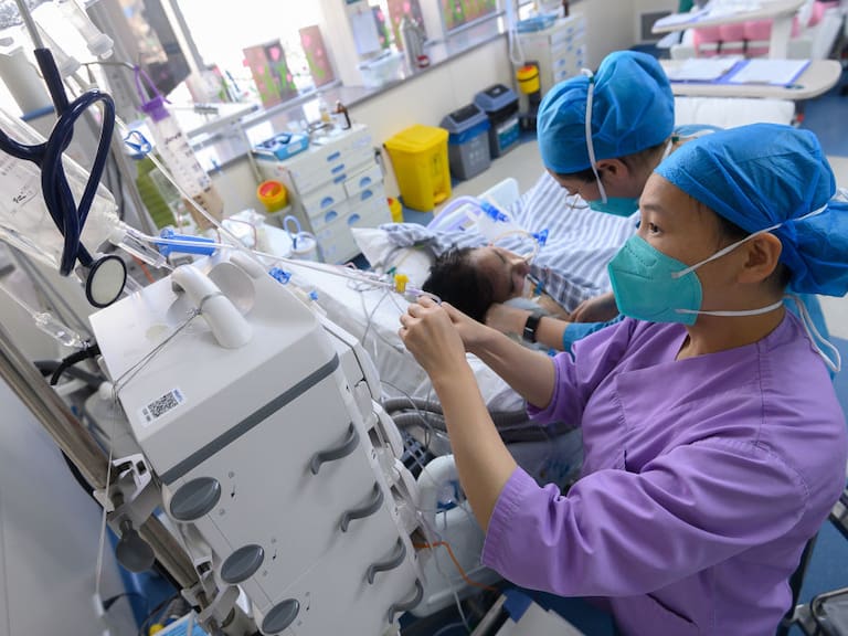 Trabajadoras médicas atienden a paciente covid en hospital de Taiyuan