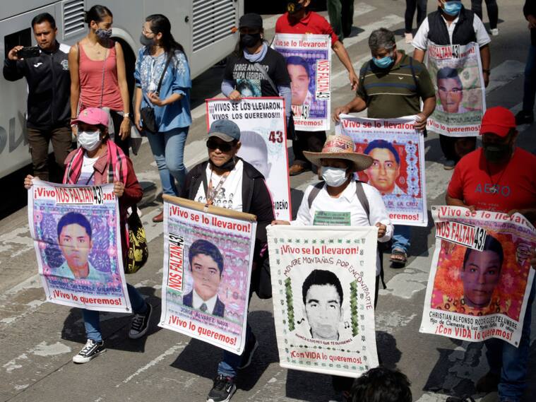 Manifestación de las familias de los estudiantes de Ayotzinapa