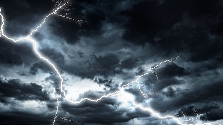 Emiten aviso por tormentas eléctricas en la región Metropolitana y otras 2 regiones de Chile