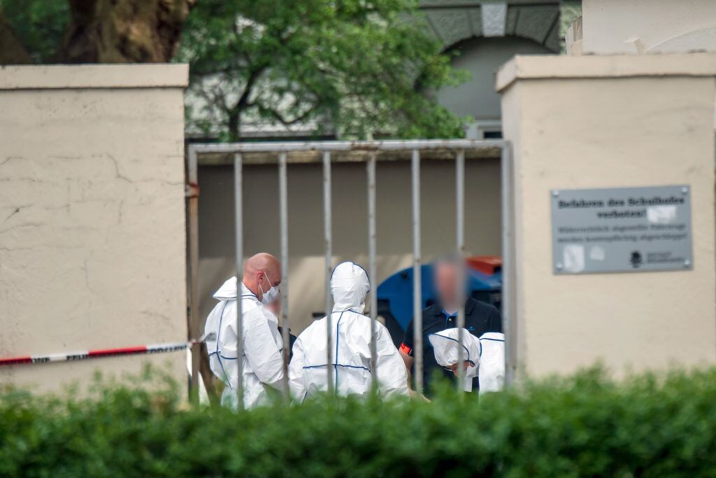 Forenses de la policía revisan zona del tiroteo en escuela de Alemania
