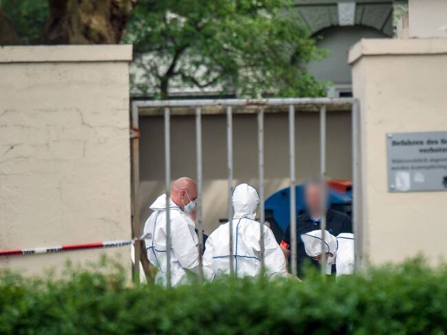 Forenses de la policía revisan zona del tiroteo en escuela de Alemania