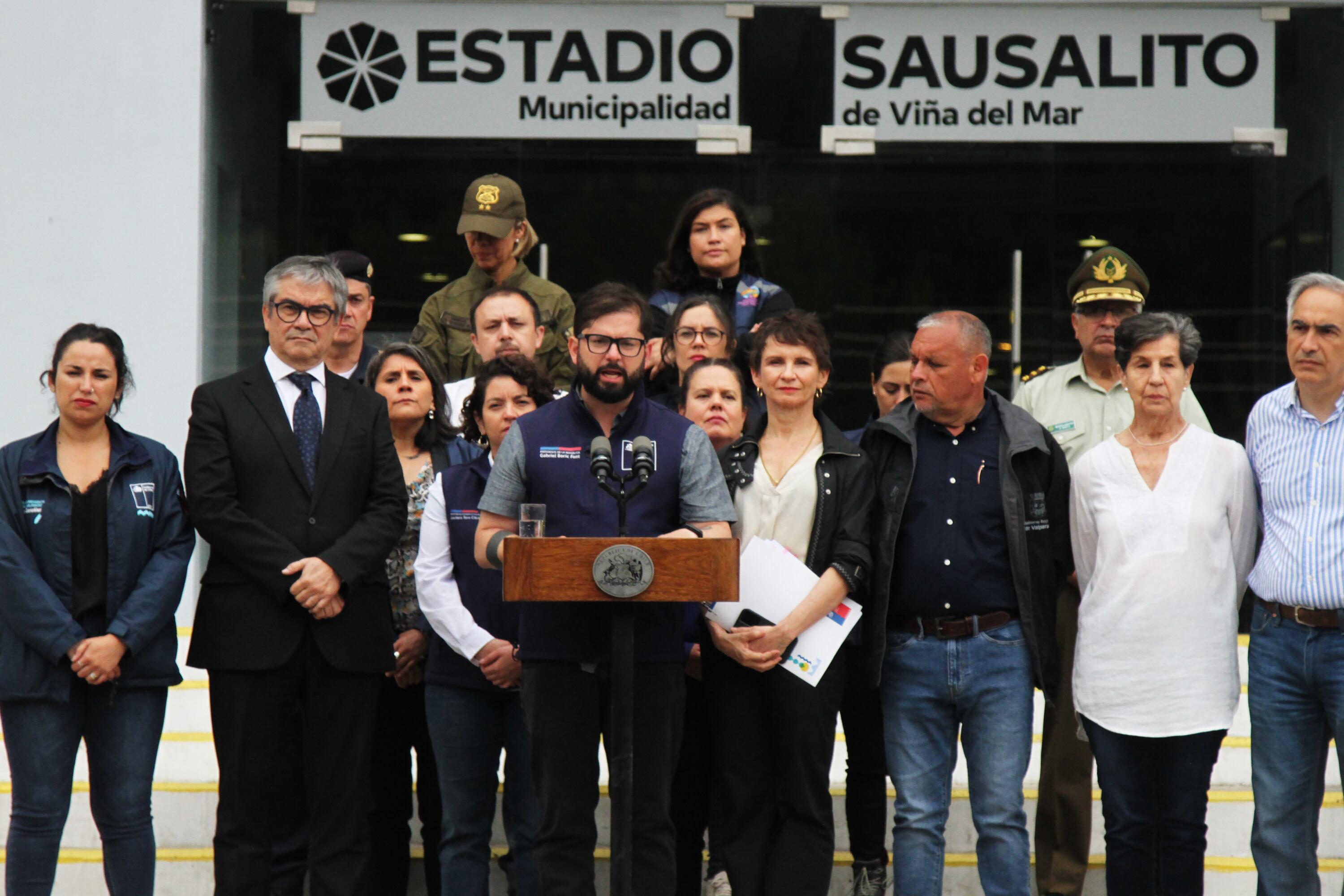 08 de FEBRERO/VALPARAISOEl  presidente Gabriel Boric es retratado en el frontis del Estadio Sausalito durante  un punto de prensa en donde realiza anuncios para dar apoyo a  las familias afectadas  por el Megaincendio.FOTO: MARCELO BENITEZ/AGENCIAUNO