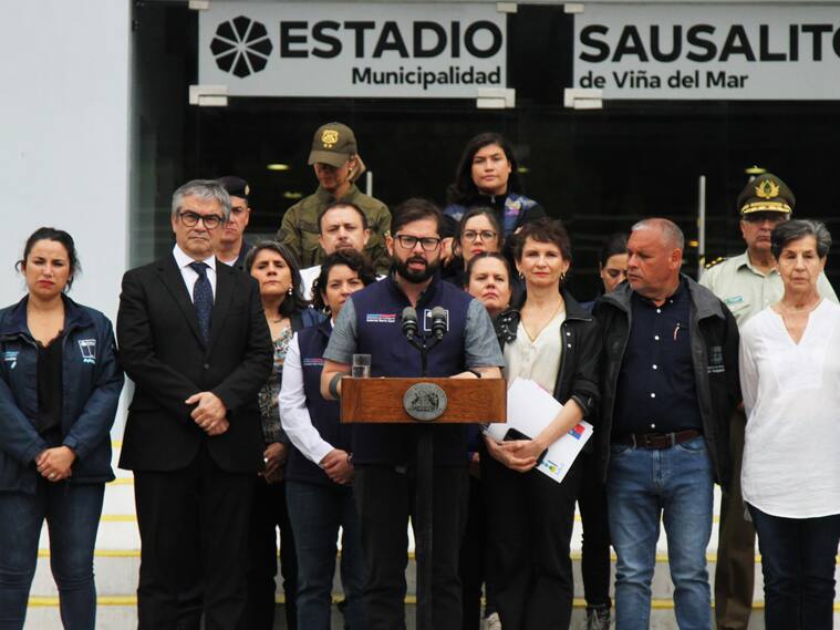 08 de FEBRERO/VALPARAISO
El presidente Gabriel Boric es retratado en el frontis del Estadio Sausalito durante un punto de prensa en donde realiza anuncios para dar apoyo a las familias afectadas por el Megaincendio.
FOTO: MARCELO BENITEZ/AGENCIAUNO