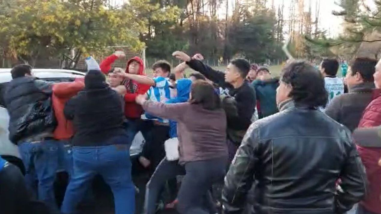 VIDEO | Violenta pelea en partido de fútbol amateur deja heridos en Los Ángeles