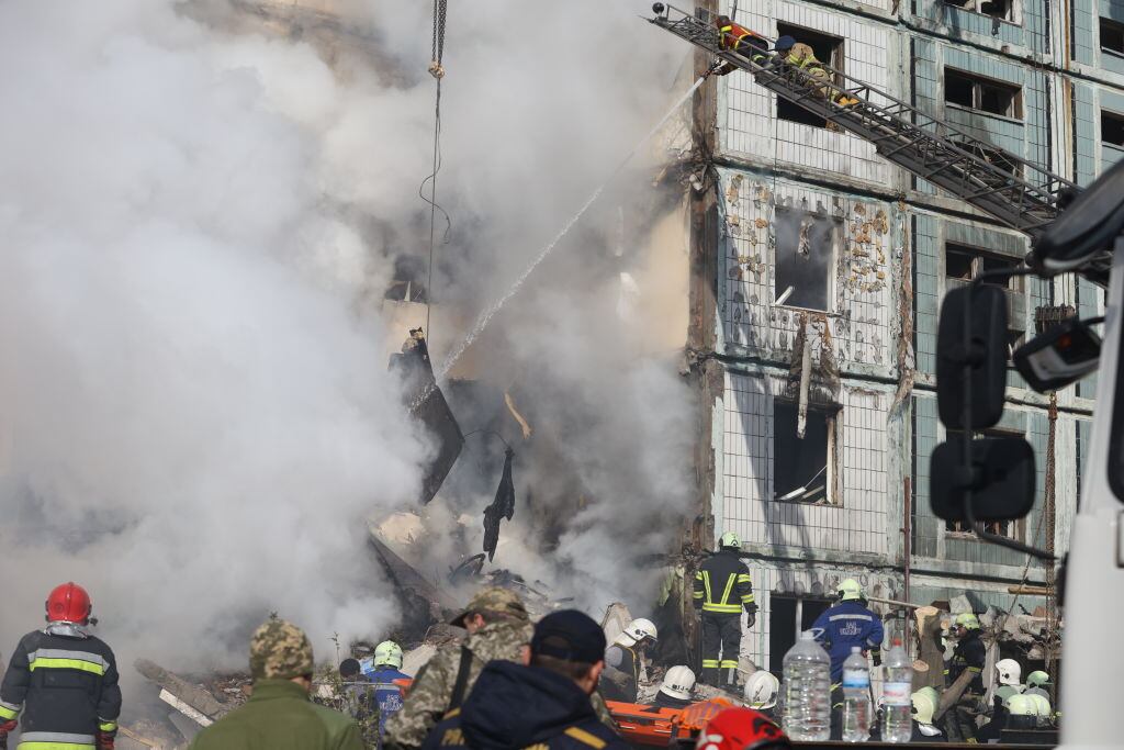 Bomberos intentan apagar el fuego en un edificio en Uman de Ucrania