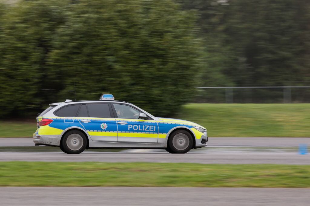 Un carro de la Policía avanza en las cercanías de Rheinberg, en la región de Renania del Norte-Westfalia en Alemania