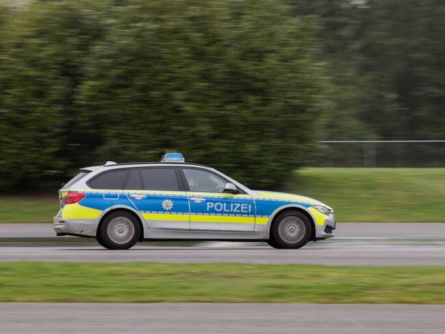 Un carro de la Policía avanza en las cercanías de Rheinberg, en la región de Renania del Norte-Westfalia en Alemania