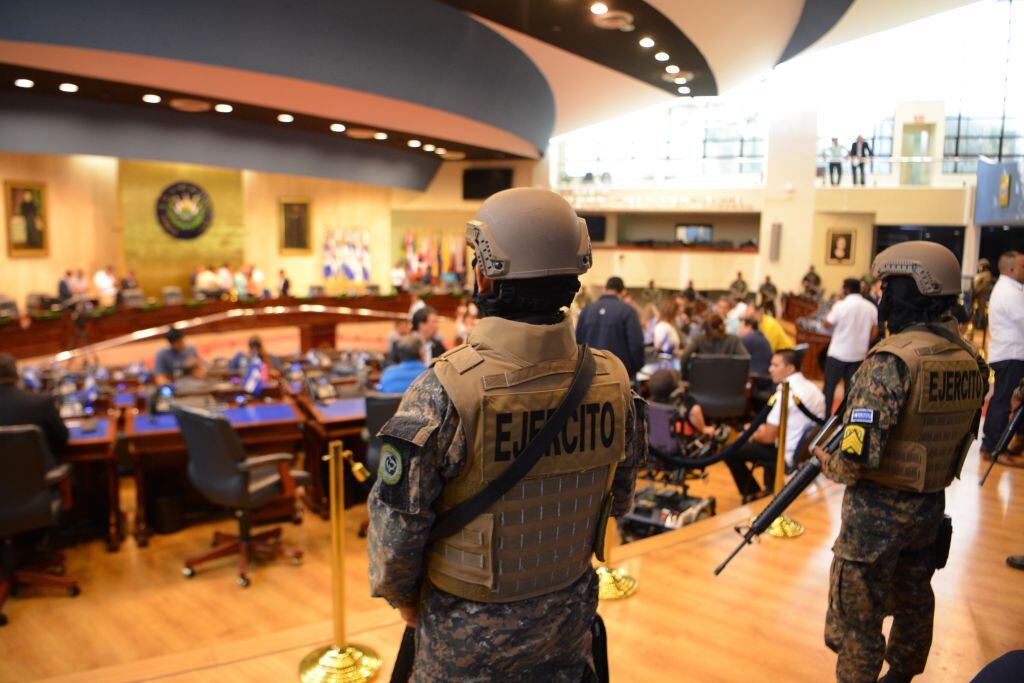 Efectivos del ejército de El Salvador al interior del congreso
