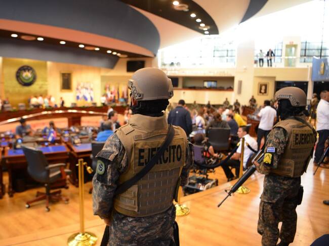 Efectivos del ejército de El Salvador al interior del congreso