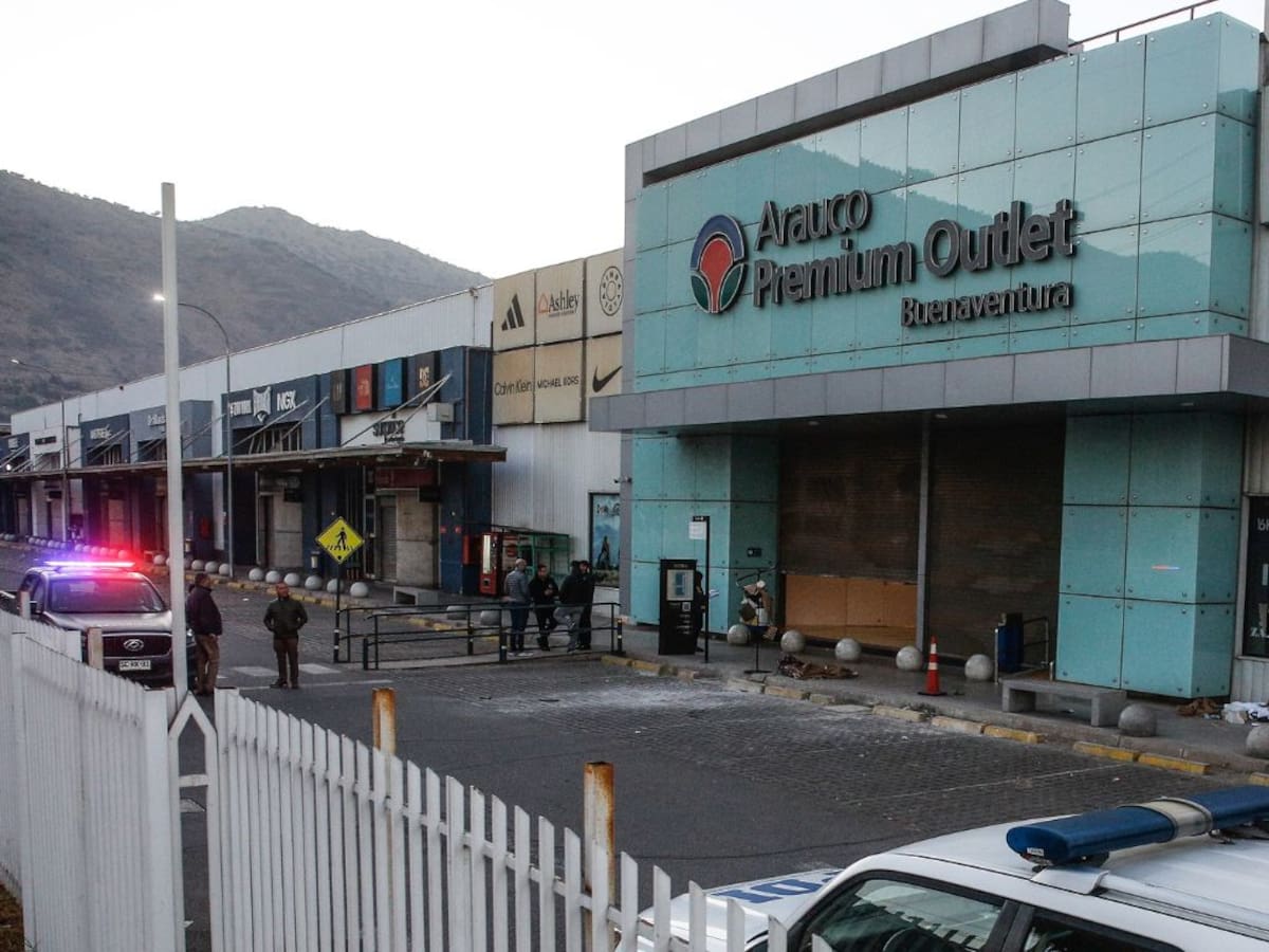 Delincuentes protagonizan robo en centro comercial de Quilicura: ingresaron a 4 tiendas por forados