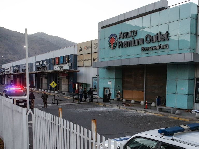 Delincuentes protagonizan robo en centro comercial de Quilicura: ingresaron por forado
