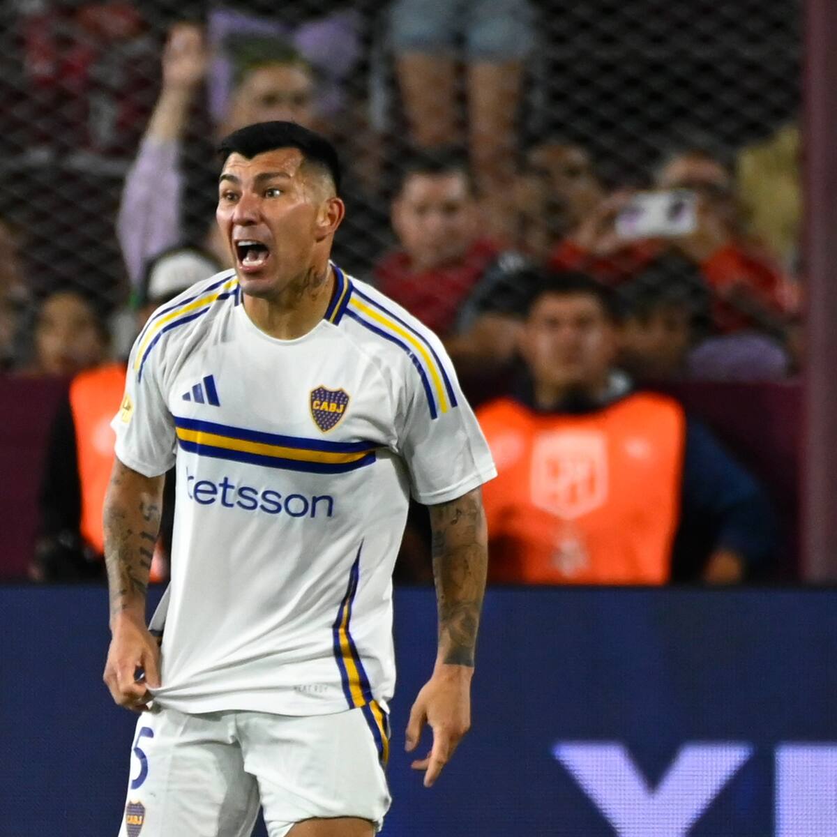Gary Medel vuelve a jugar en Boca y recibe duras críticas: así reaccionó su DT tras el partido del chileno