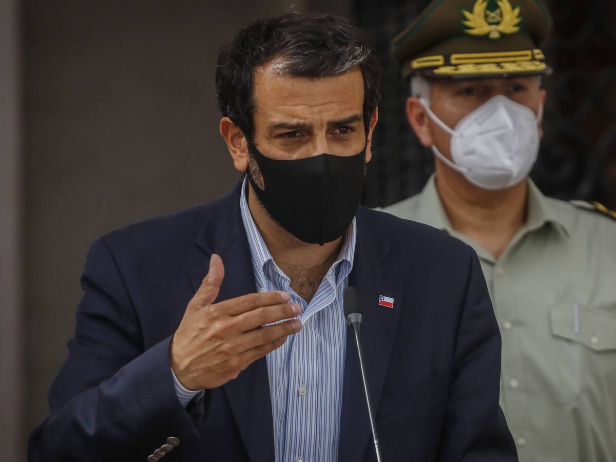 «No es el momento de responder esa pregunta»: Ministro Delgado declinó referirse a la destitución de Mario Rozas como general director de Carabineros