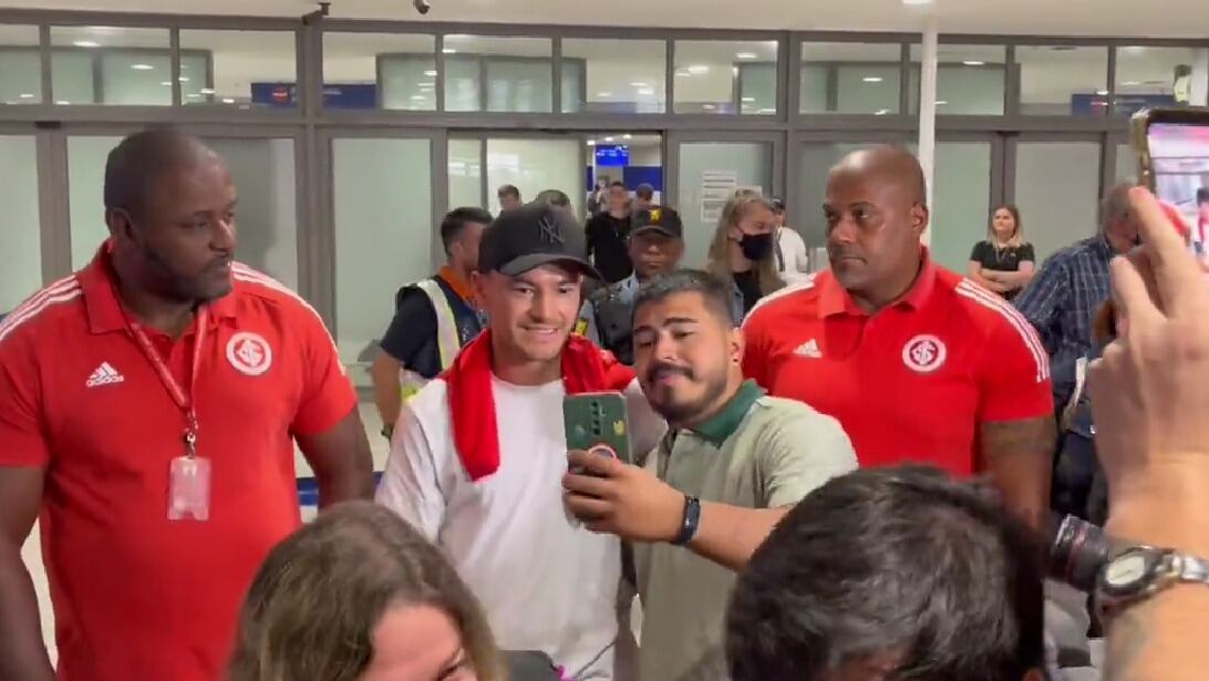 Charles Aránguiz es recibido como rockstar en su regreso a Brasil: "Pasó mucho tiempo, estoy feliz por la decisión"