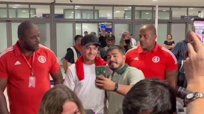 Charles Aránguiz es recibido como rockstar en su regreso a Brasil: "Pasó mucho tiempo, estoy feliz por la decisión"