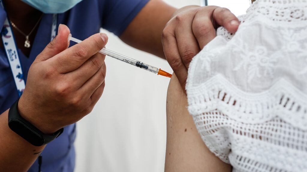 Miércoles 27 de Octubre 2021 Subsecretaria de Salud Pública, Paula Daza, en compañía de la SEREMI de Salud de la Región Metropolitana, Helga Balich y la alcaldesa de Providencia, Evelyn Matthei, entregan detalles de las estrategias que se implementarán en la Región Metropolitana, para fortalecer la vacunación de dosis de refuerzo, especialmente en mayores de 55 años.
Foto: MINSAL/AGENCIAUNO