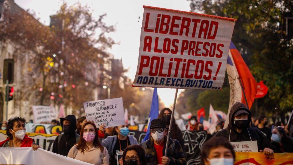 29 de Julio de 2021/SANTIAGO Una marcha se realizó en el Centro de Santiago pasando por el Palacio de la Moneda, exigiendo la liberación de los presos políticos del Estallido Social.
FOTO :AGENCIAUNO