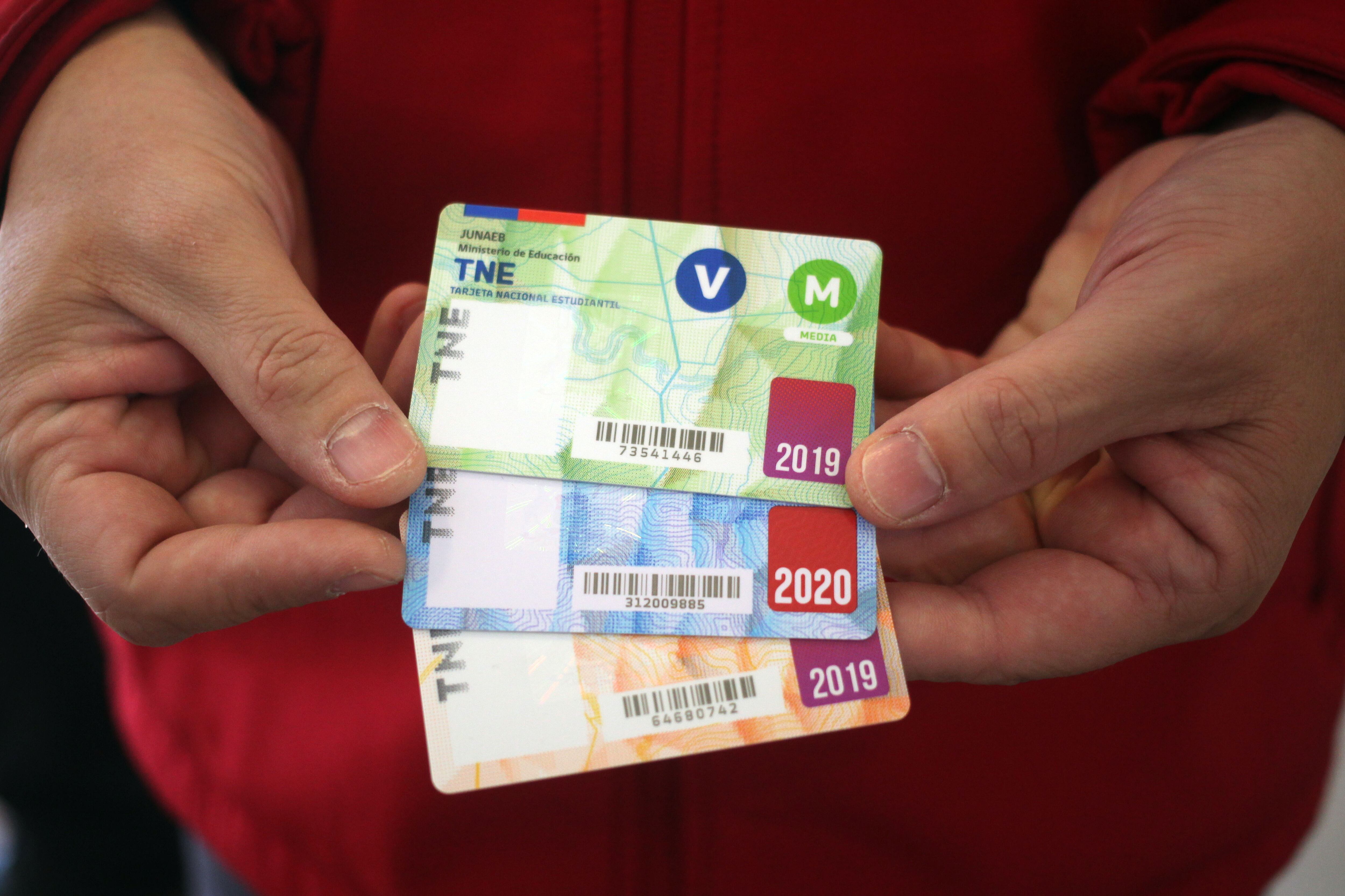 24 DE NOVIEMBRE DE 2020/SANTIAGO
Persona sostiene tarjetas TNE, durante el llamado urgente a realizar el trámite de revalidacion de la Tarjeta Nacional Estudiantil (TNE) antes del 30 de noviembre, en la Oficina TNE Valenzuela Castillo, comuna de Providencia, Santiago.
FOTO: AILEN DÍAZ /AGENCIAUNO