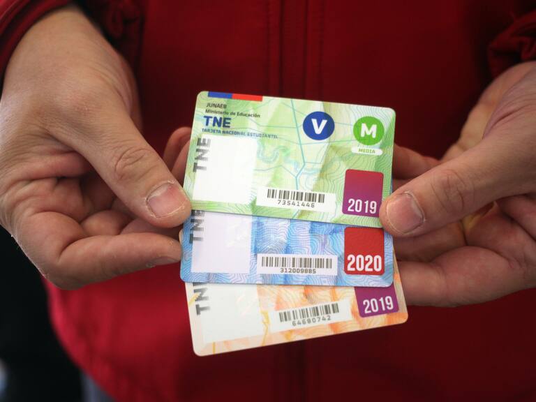 24 DE NOVIEMBRE DE 2020/SANTIAGO
Persona sostiene tarjetas TNE, durante el llamado urgente a realizar el trámite de revalidacion de la Tarjeta Nacional Estudiantil (TNE) antes del 30 de noviembre, en la Oficina TNE Valenzuela Castillo, comuna de Providencia, Santiago.
FOTO: AILEN DÍAZ /AGENCIAUNO