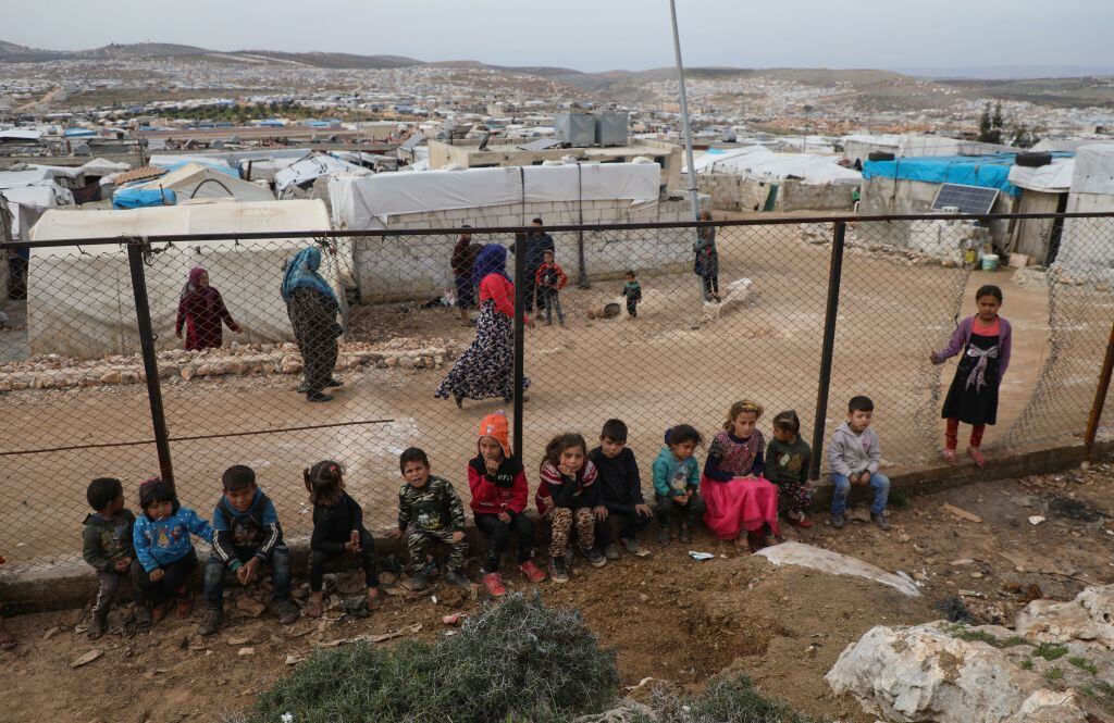 Un grupo de niños en un campamento de desplazados sirios en la región de Idlib