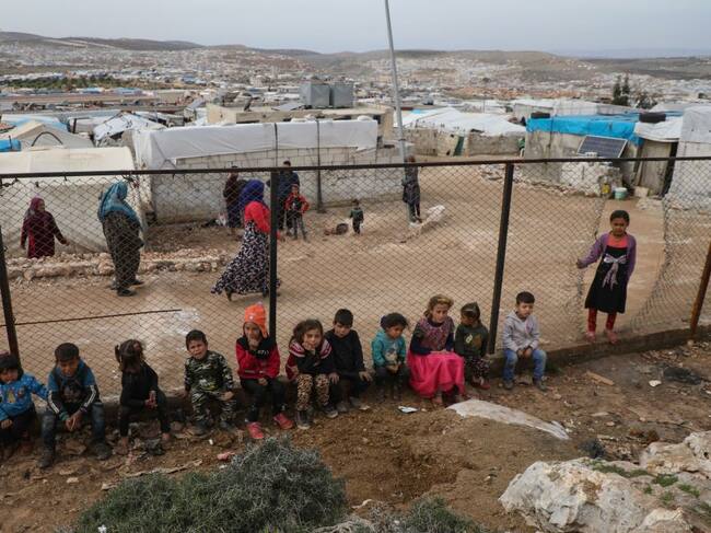 Un grupo de niños en un campamento de desplazados sirios en la región de Idlib