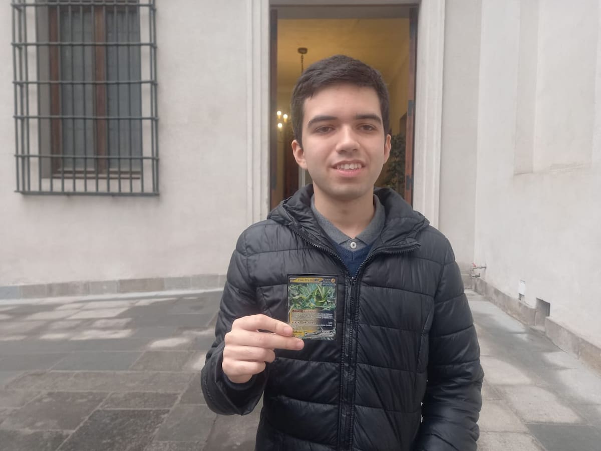 “El Presidente es más cercano al mundo de Magic”: ganador del torneo mundial de cartas Pokémon cuenta su experiencia tras su homenaje en La Moneda