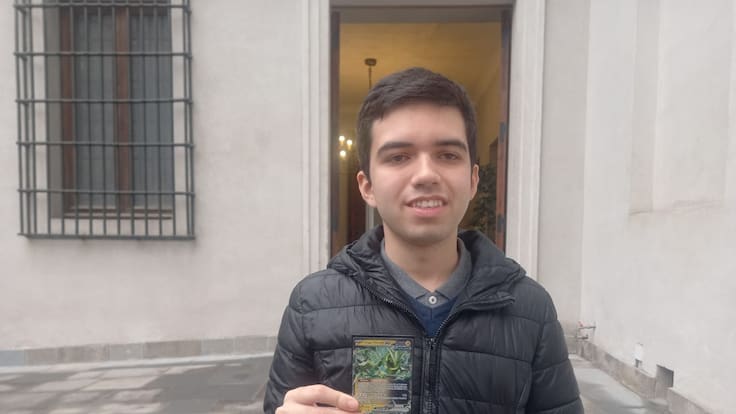 “El Presidente es más cercano al mundo de Magic”: ganador del torneo mundial de cartas Pokémon cuenta su experiencia tras su homenaje en La Moneda