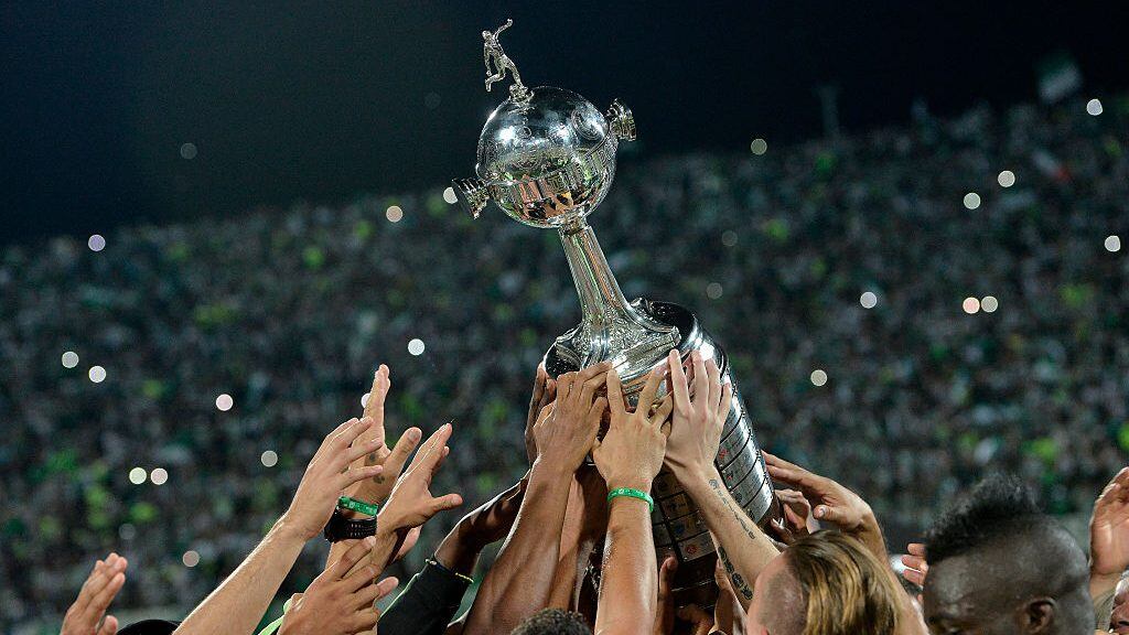 MEDELLIN, COLOMBIA - JULY 27:  Players of Atletico Nacional lift the trophy after a second leg final match between Atletico Nacional and Independiente del Valle as part of Copa Bridgestone Libertadores 2016 at Atanasio Girardot Stadium on July 27, 2016 in Medellin, Colombia. (Photo by Gabriel Aponte/LatinContent via Getty Images)