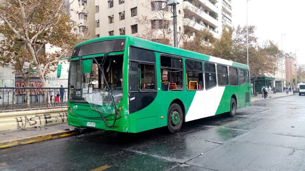 Bus incendiado en la Alameda.