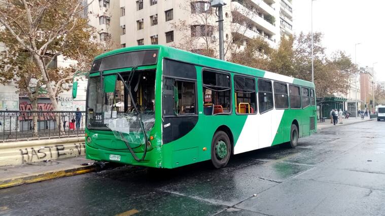 Bus incendiado en la Alameda.
