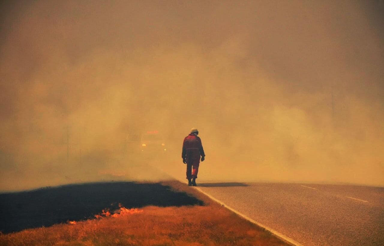 Un voluntario enfrenta el humo de los incendios forestales en Argentina